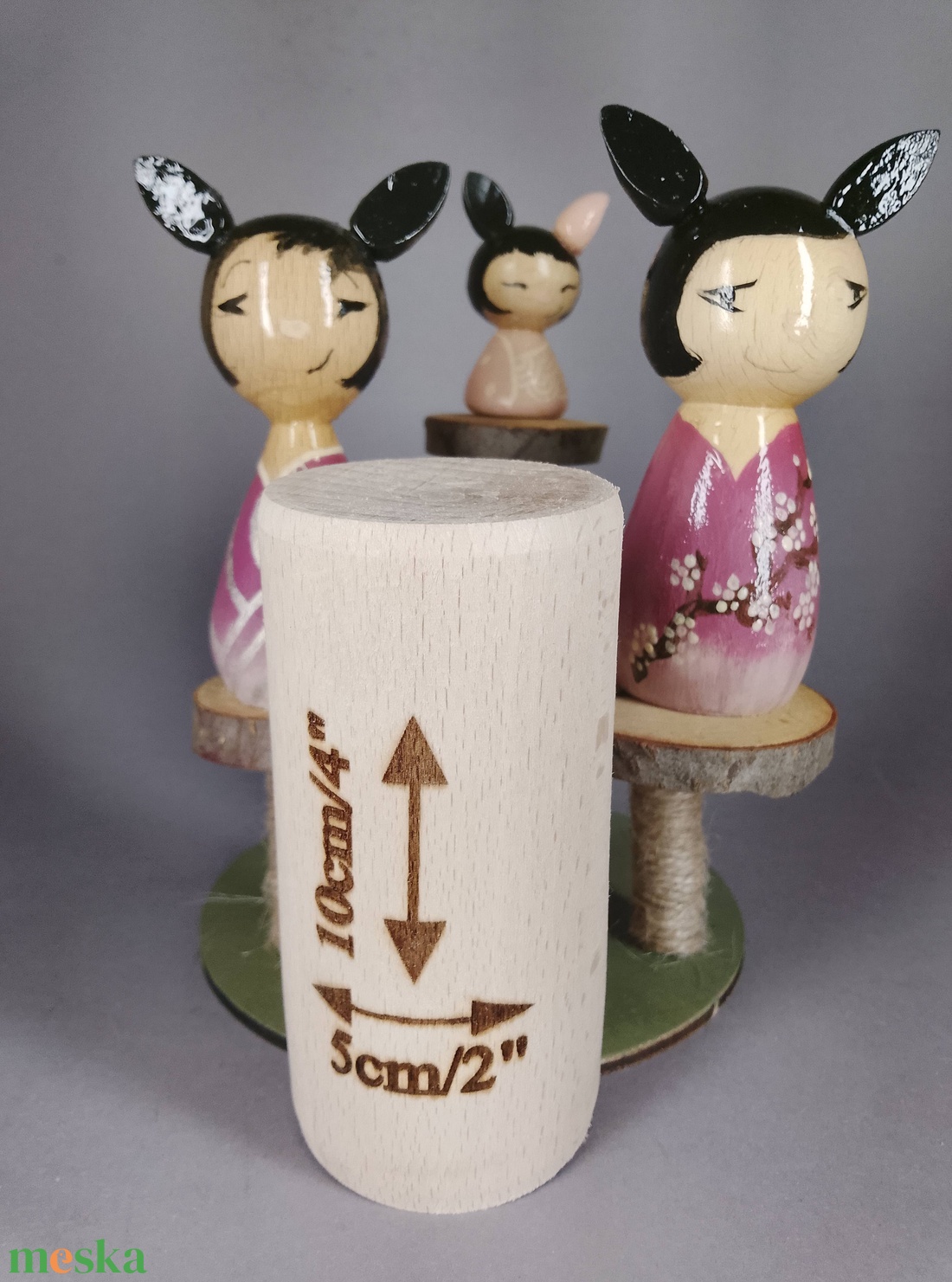 Három egyedi, kézzel készült kokeshi cica, egy macskakaparófán - dekorációnak vagy játszani - játék & sport - szerepjáték - Meska.hu