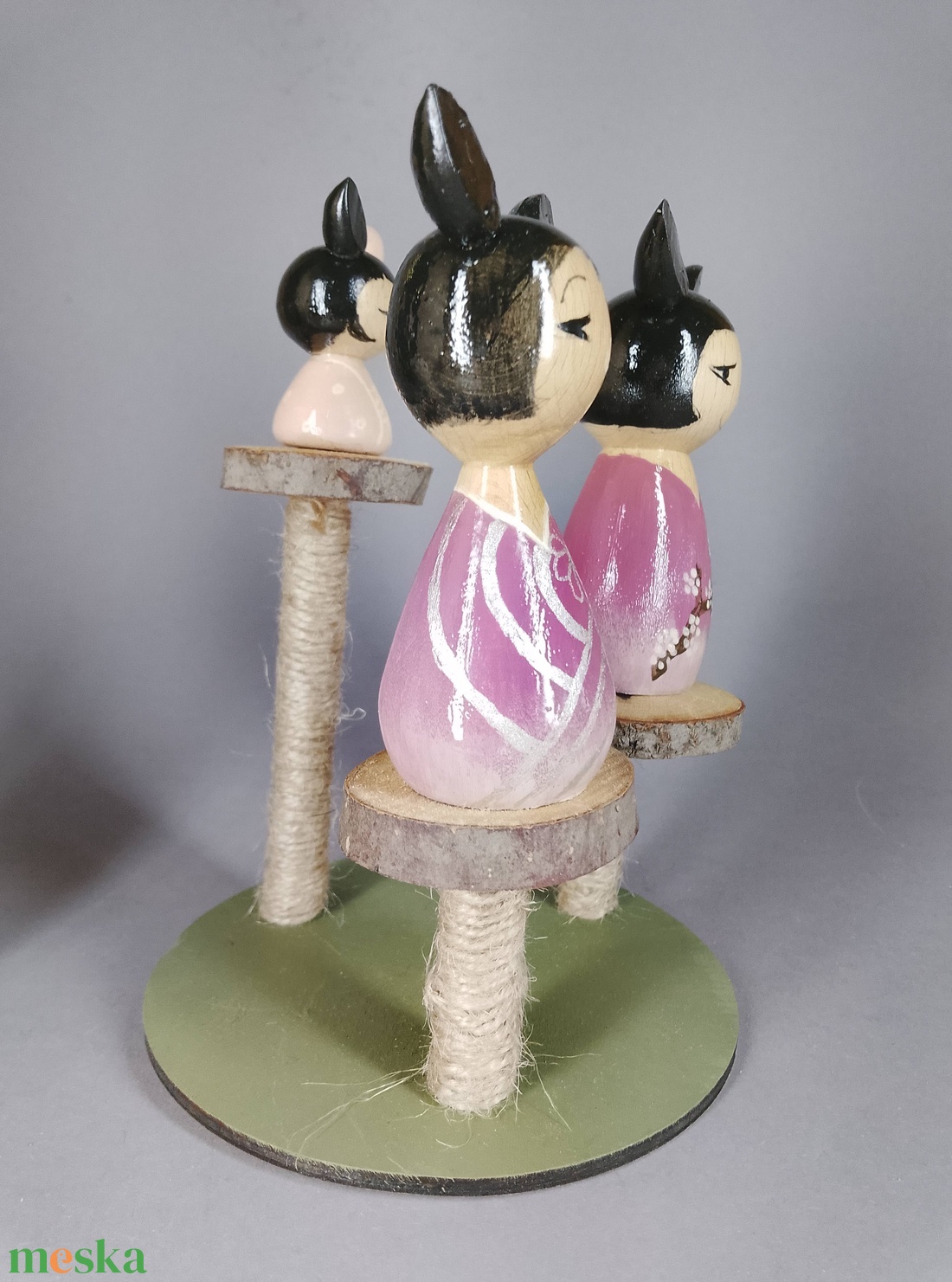 Három egyedi, kézzel készült kokeshi cica, egy macskakaparófán - dekorációnak vagy játszani - játék & sport - szerepjáték - Meska.hu