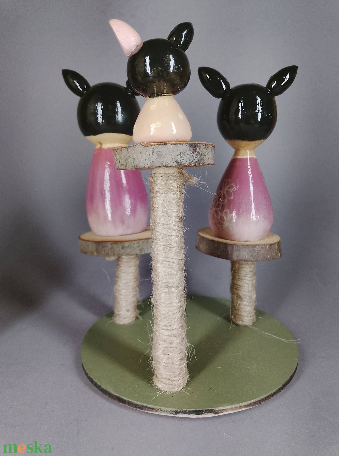 Három egyedi, kézzel készült kokeshi cica, egy macskakaparófán - dekorációnak vagy játszani - játék & sport - szerepjáték - Meska.hu