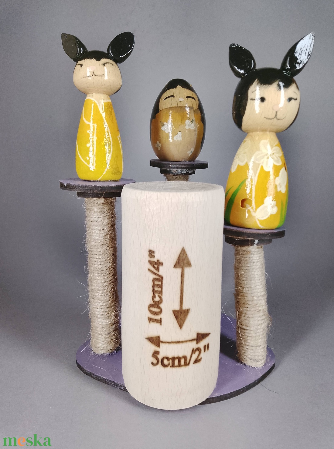 Három egyedi, kézzel készült kokeshi cica, egy macskakaparófán - dekorációnak vagy játszani - játék & sport - szerepjáték - Meska.hu