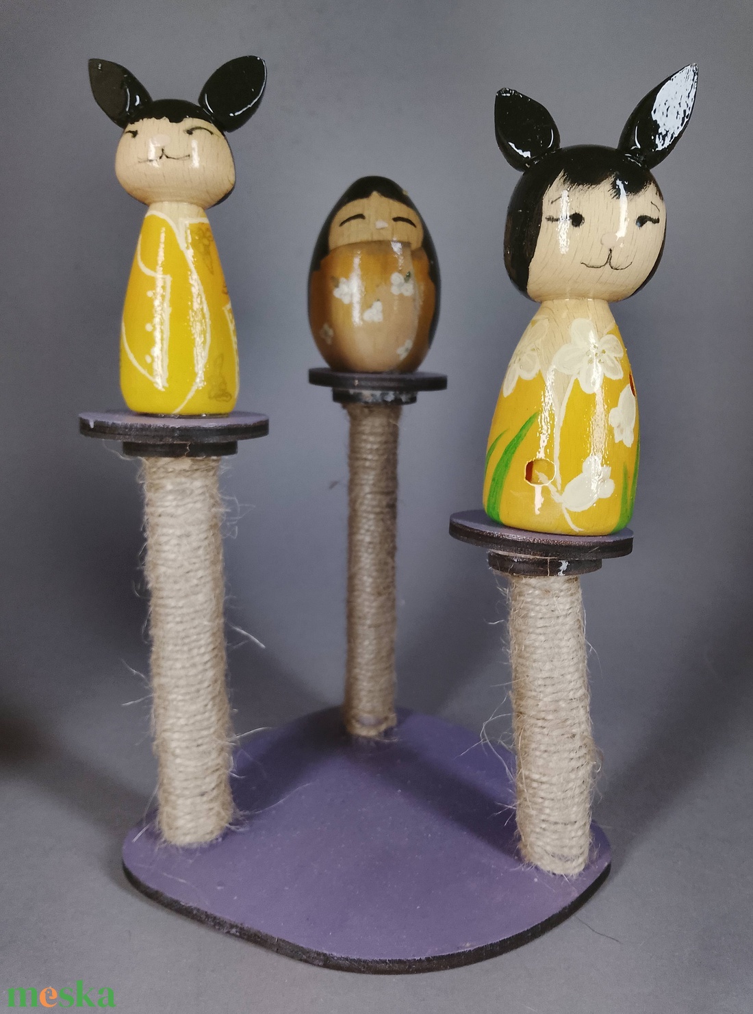 Három egyedi, kézzel készült kokeshi cica, egy macskakaparófán - dekorációnak vagy játszani - játék & sport - szerepjáték - Meska.hu