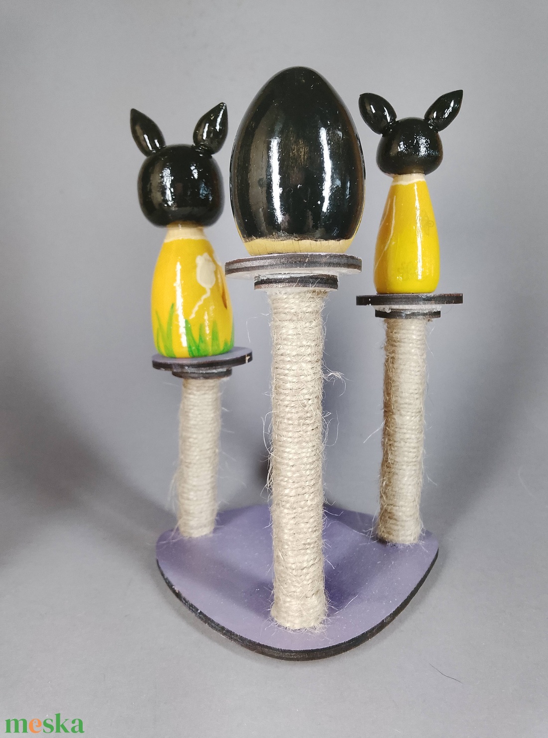 Három egyedi, kézzel készült kokeshi cica, egy macskakaparófán - dekorációnak vagy játszani - játék & sport - szerepjáték - Meska.hu