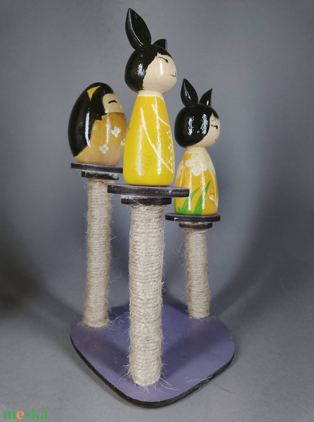 Három egyedi, kézzel készült kokeshi cica, egy macskakaparófán - dekorációnak vagy játszani - játék & sport - szerepjáték - Meska.hu