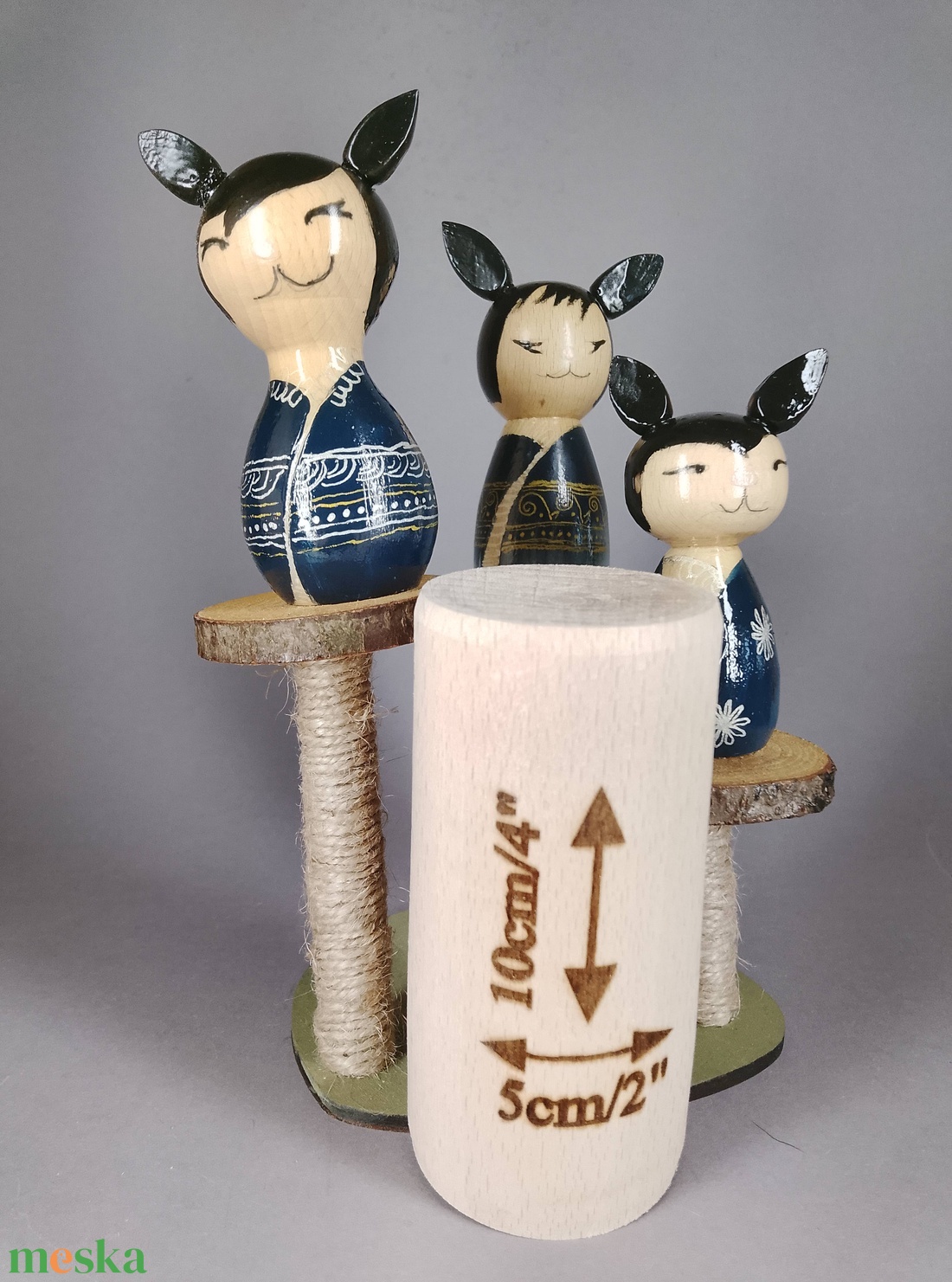 Három egyedi, kézzel készült kokeshi cica, egy macskakaparófán - dekorációnak vagy játszani - játék & sport - szerepjáték - Meska.hu