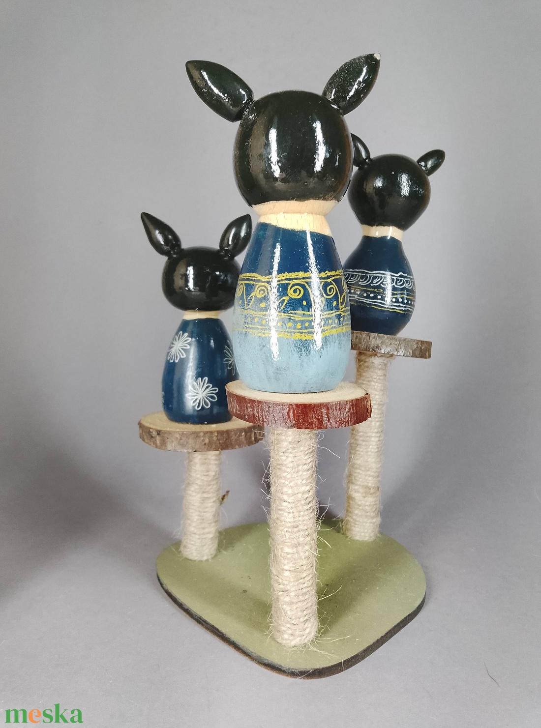 Három egyedi, kézzel készült kokeshi cica, egy macskakaparófán - dekorációnak vagy játszani - játék & sport - szerepjáték - Meska.hu