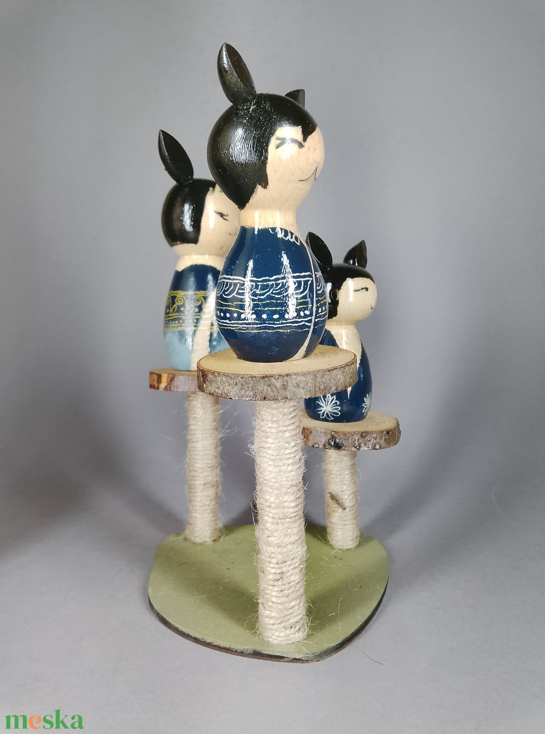 Három egyedi, kézzel készült kokeshi cica, egy macskakaparófán - dekorációnak vagy játszani - játék & sport - szerepjáték - Meska.hu