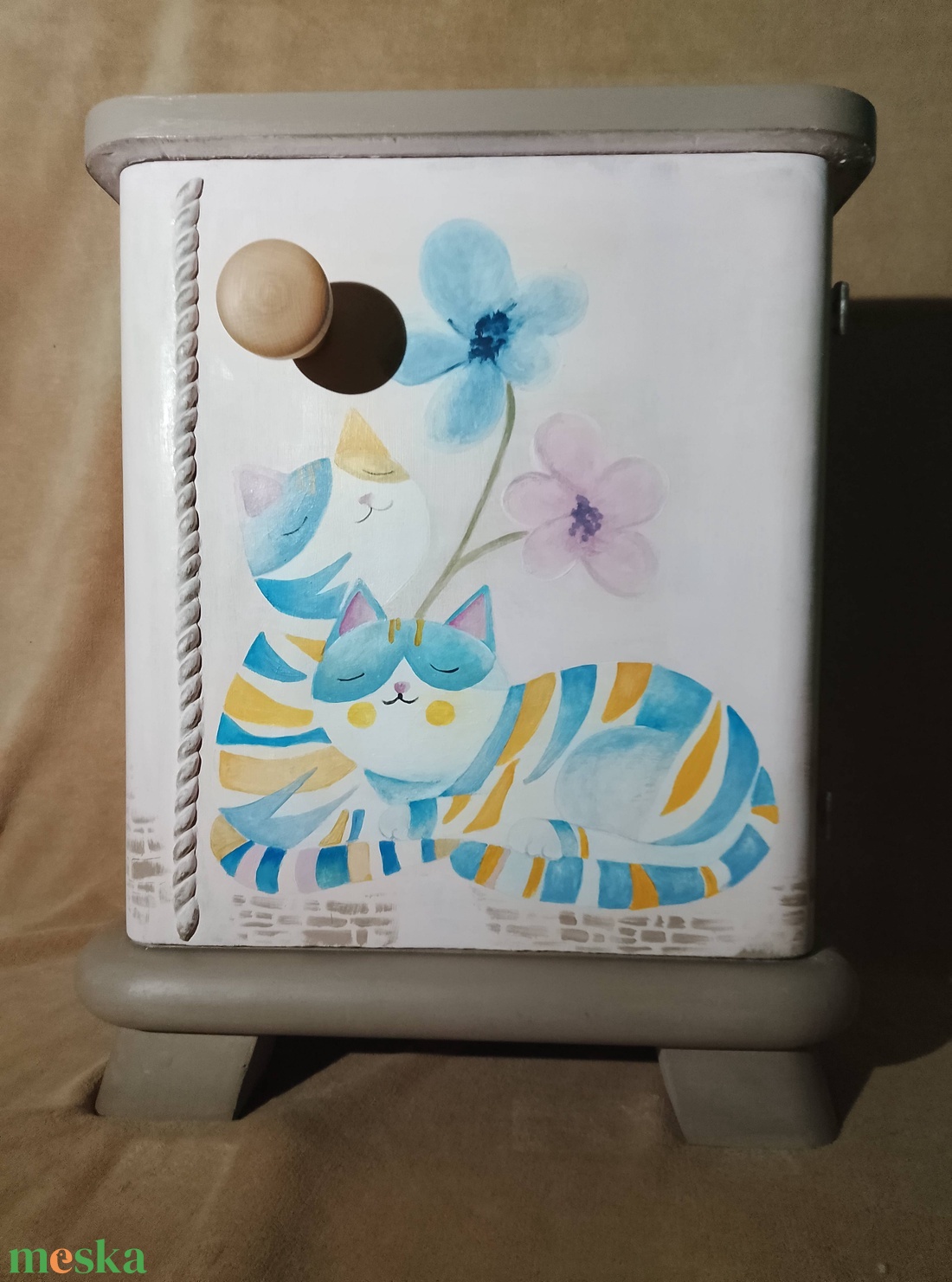 Felújított, cicás éjjeliszekrény (rózsaszín) - egyedi cica mintával - kellékek & szerszámok - hobby fa alapanyag - bútor - Meska.hu