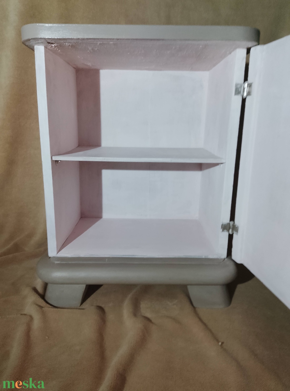 Felújított, cicás éjjeliszekrény (rózsaszín) - egyedi cica mintával - kellékek & szerszámok - hobby fa alapanyag - bútor - Meska.hu