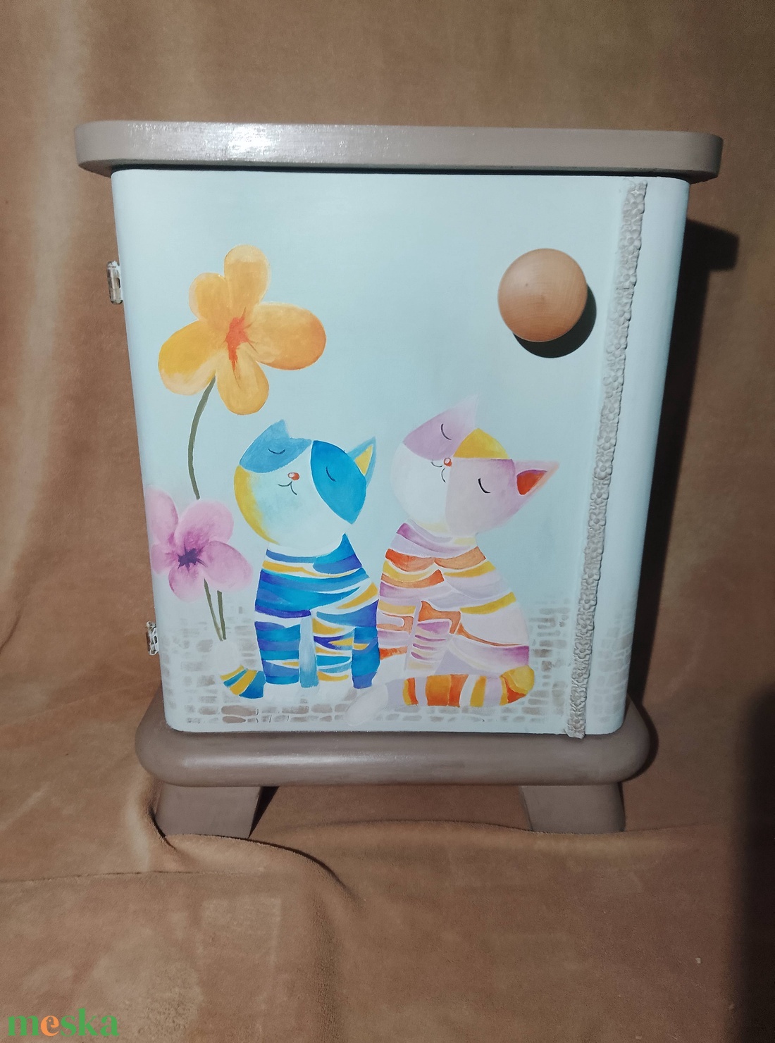 Felújított, cicás éjjeliszekrény (rózsaszín) - egyedi cica mintával - kellékek & szerszámok - hobby fa alapanyag - bútor - Meska.hu