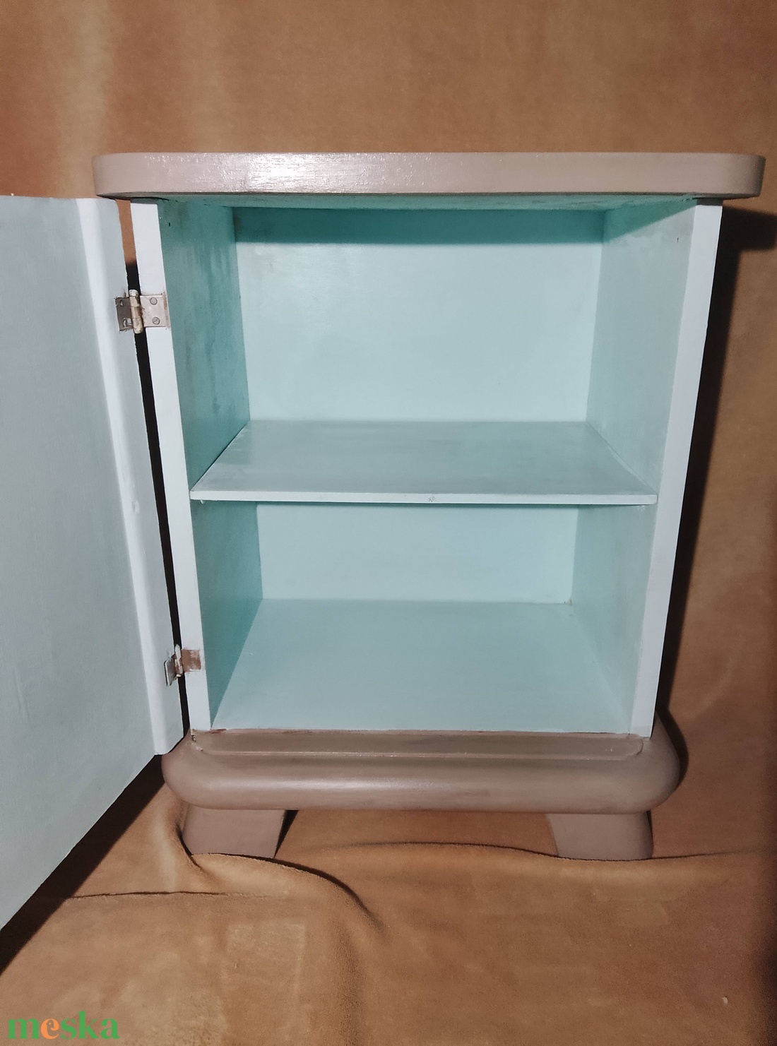 Felújított, cicás éjjeliszekrény (rózsaszín) - egyedi cica mintával - kellékek & szerszámok - hobby fa alapanyag - bútor - Meska.hu