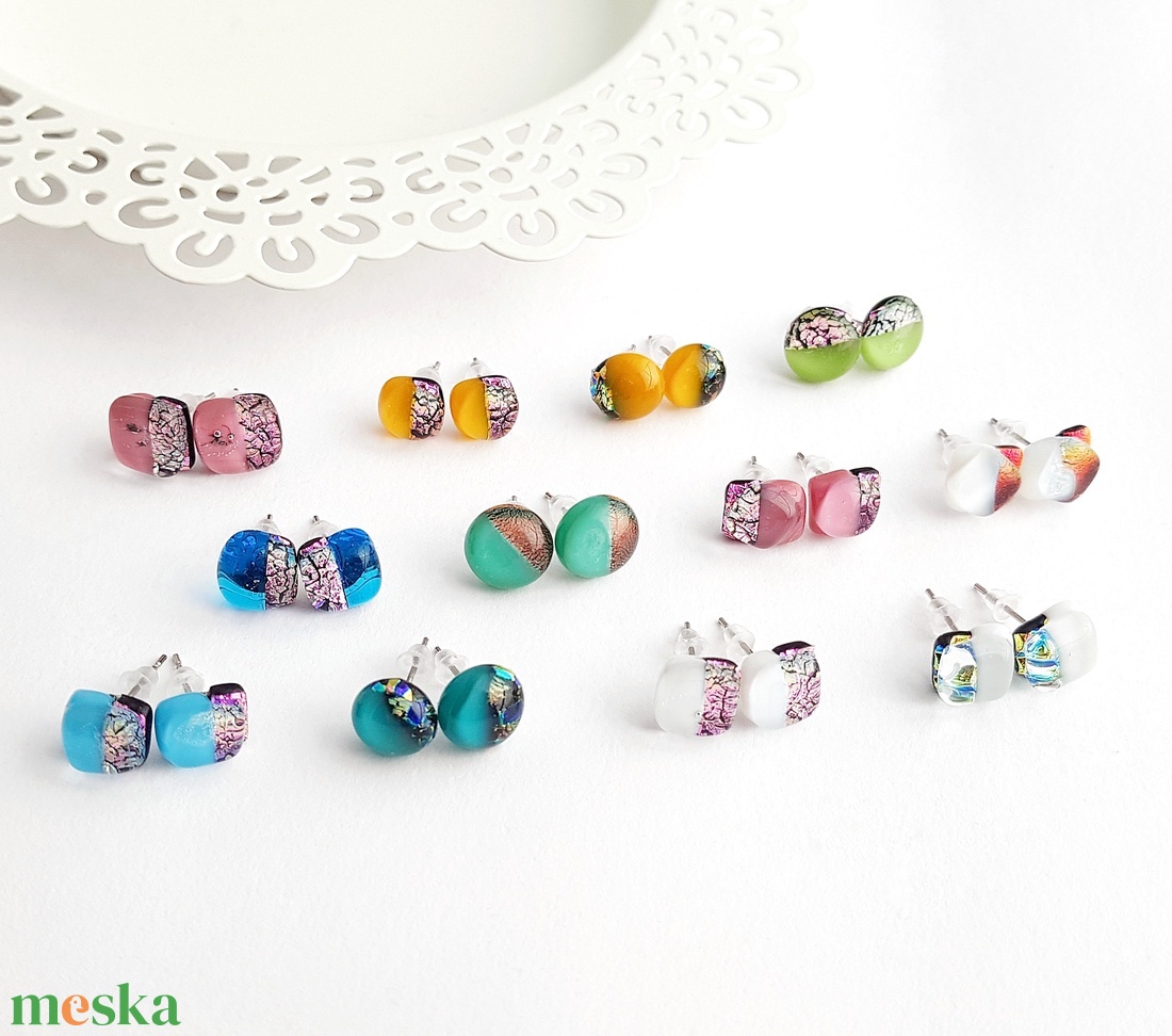 Akció - Színjátszó Dichroic üveg fülbevaló - ékszer - fülbevaló - pötty fülbevaló - Meska.hu