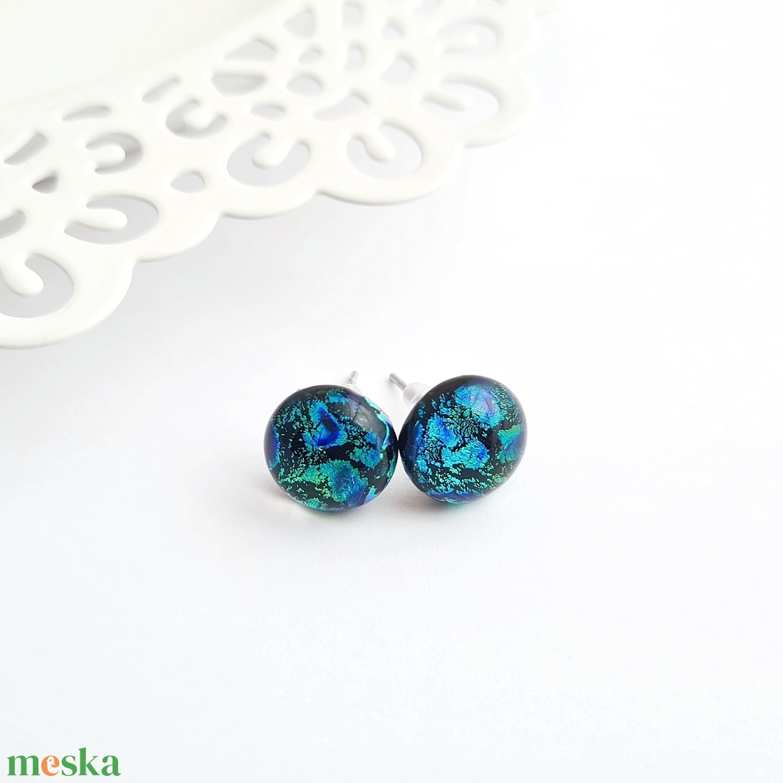 Színjátszó türkiz-arany Dichroic üveg fülbevaló - ékszer - fülbevaló - pötty fülbevaló - Meska.hu Színjátszó türkiz-arany Dichroic üveg fülbevaló - ékszer - fülbevaló - pötty fülbevaló - Meska.hu