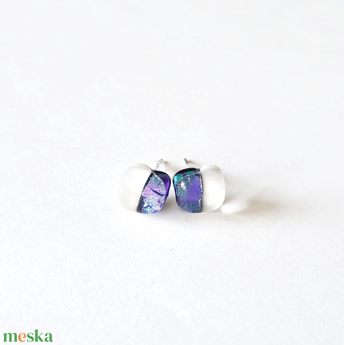 Színjátszó Dichroic üveg fülbevaló - fehér/lilás kék - ékszer - fülbevaló - pötty fülbevaló - Meska.hu Színjátszó Dichroic üveg fülbevaló - fehér/lilás kék - ékszer - fülbevaló - pötty fülbevaló - Meska.hu