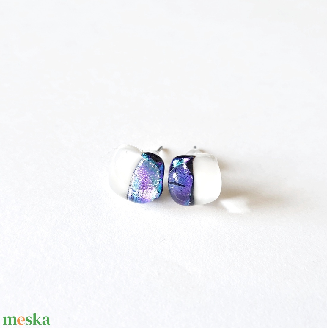 Színjátszó Dichroic üveg fülbevaló - fehér/lilás kék - ékszer - fülbevaló - pötty fülbevaló - Meska.hu Színjátszó Dichroic üveg fülbevaló - fehér/lilás kék - ékszer - fülbevaló - pötty fülbevaló - Meska.hu