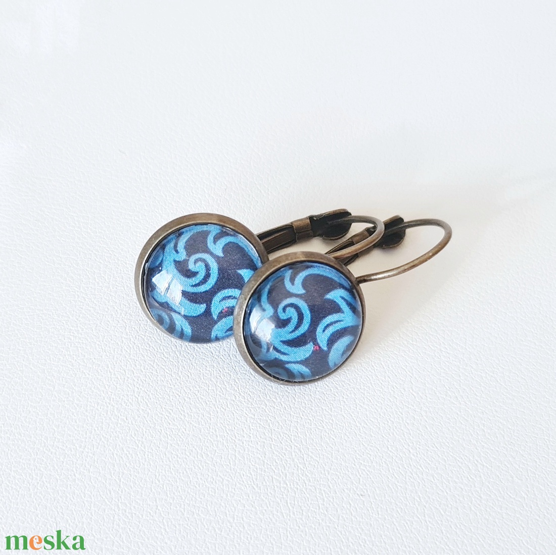 Türkiz mintás üveglencsés bedugós nemesacél fülbevaló - ékszer - fülbevaló - pötty fülbevaló - Meska.hu