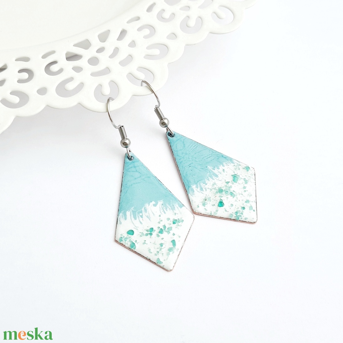 Tűzzománc türkiz-fehér fülbevaló - ékszer - fülbevaló - lógó fülbevaló - Meska.hu
