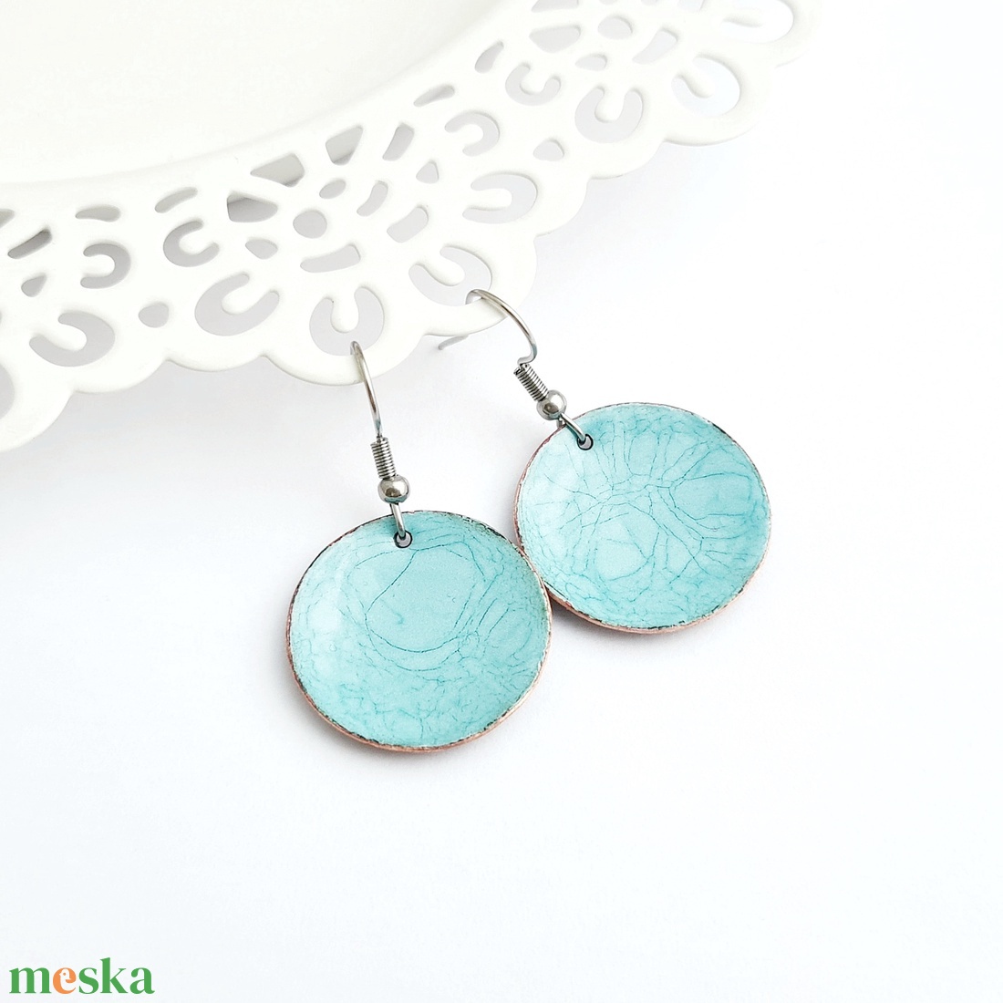 Tűzzománc homorú kerek fülbevaló - világos türkiz - ékszer - fülbevaló - lógós kerek fülbevaló - Meska.hu
