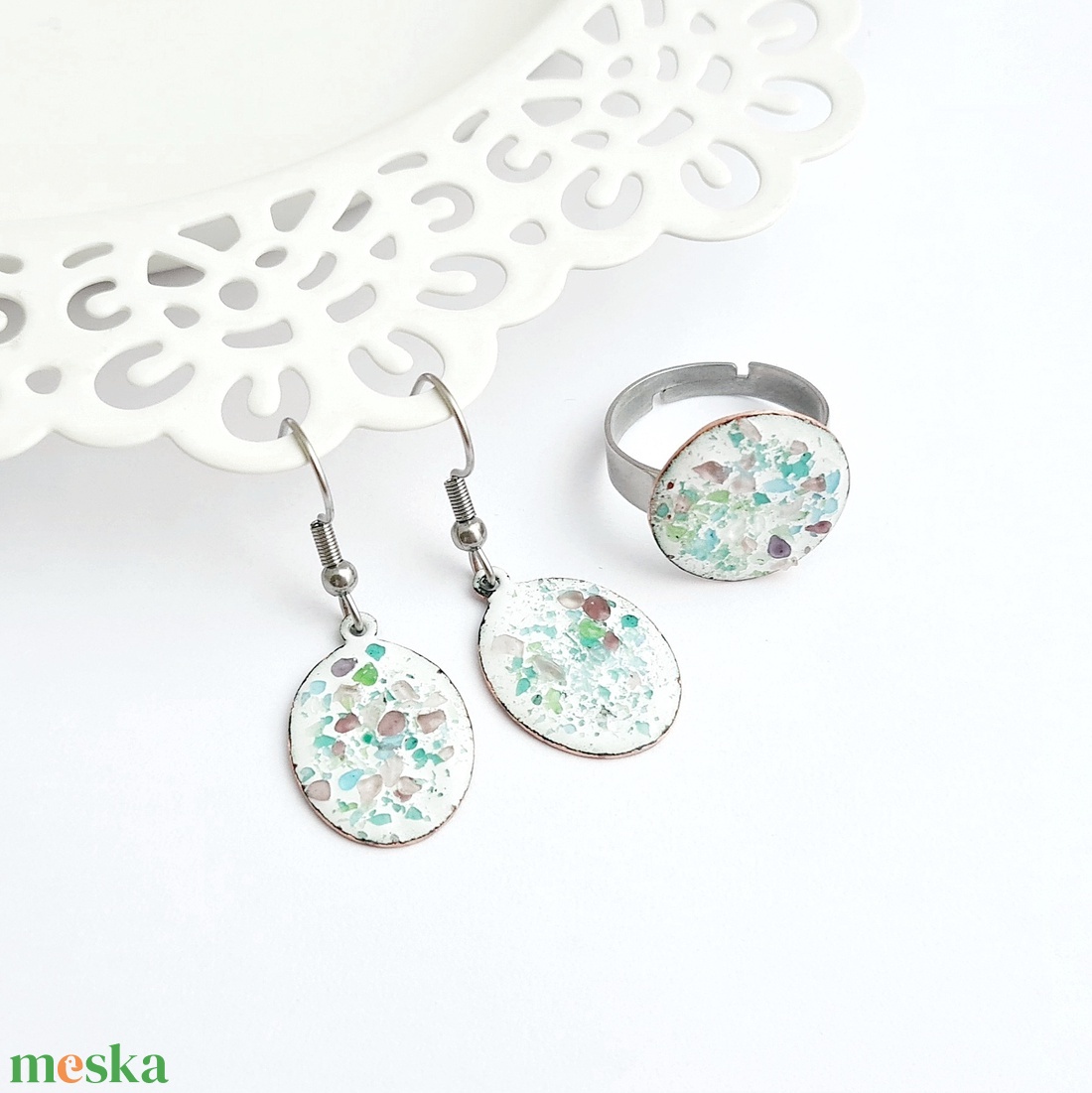 Színes szórt nemesacél tűzzománc gyűrű és fülbevaló - ékszer - ékszerszett - Meska.hu