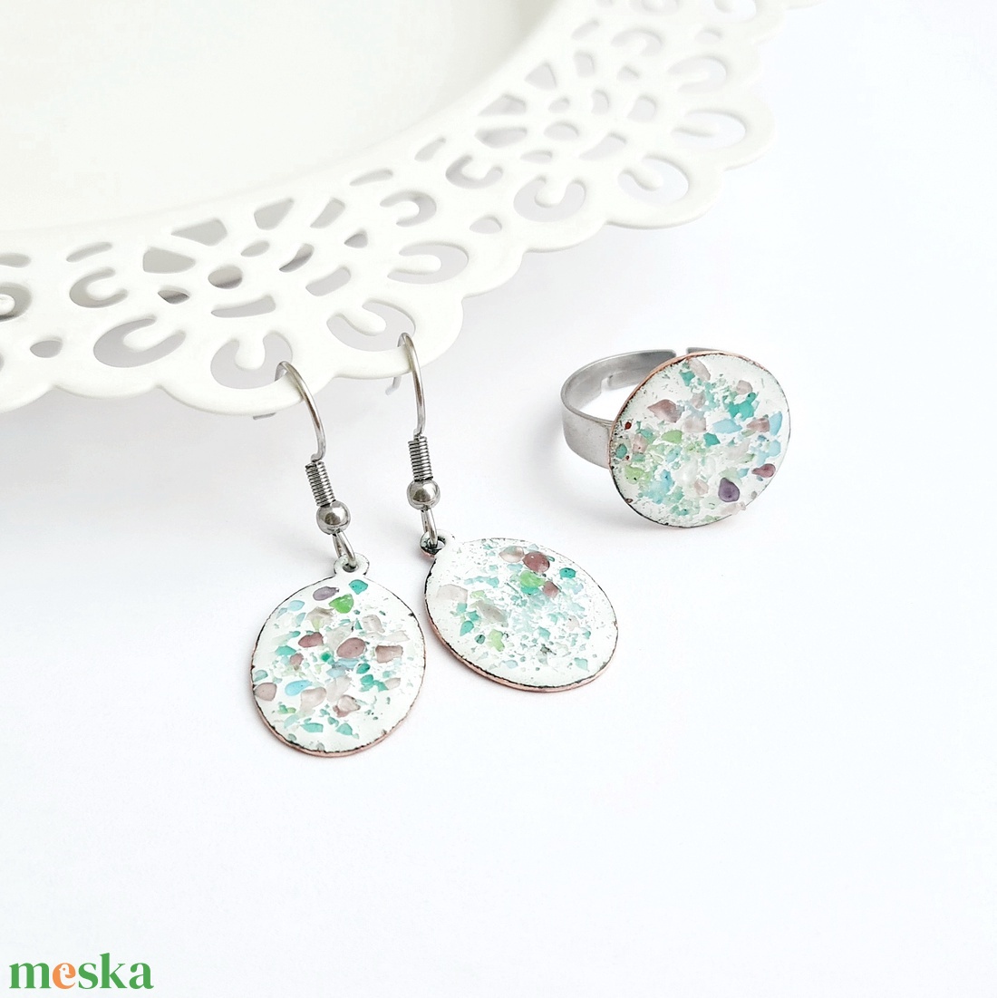 Színes szórt nemesacél tűzzománc gyűrű és fülbevaló - ékszer - ékszerszett - Meska.hu