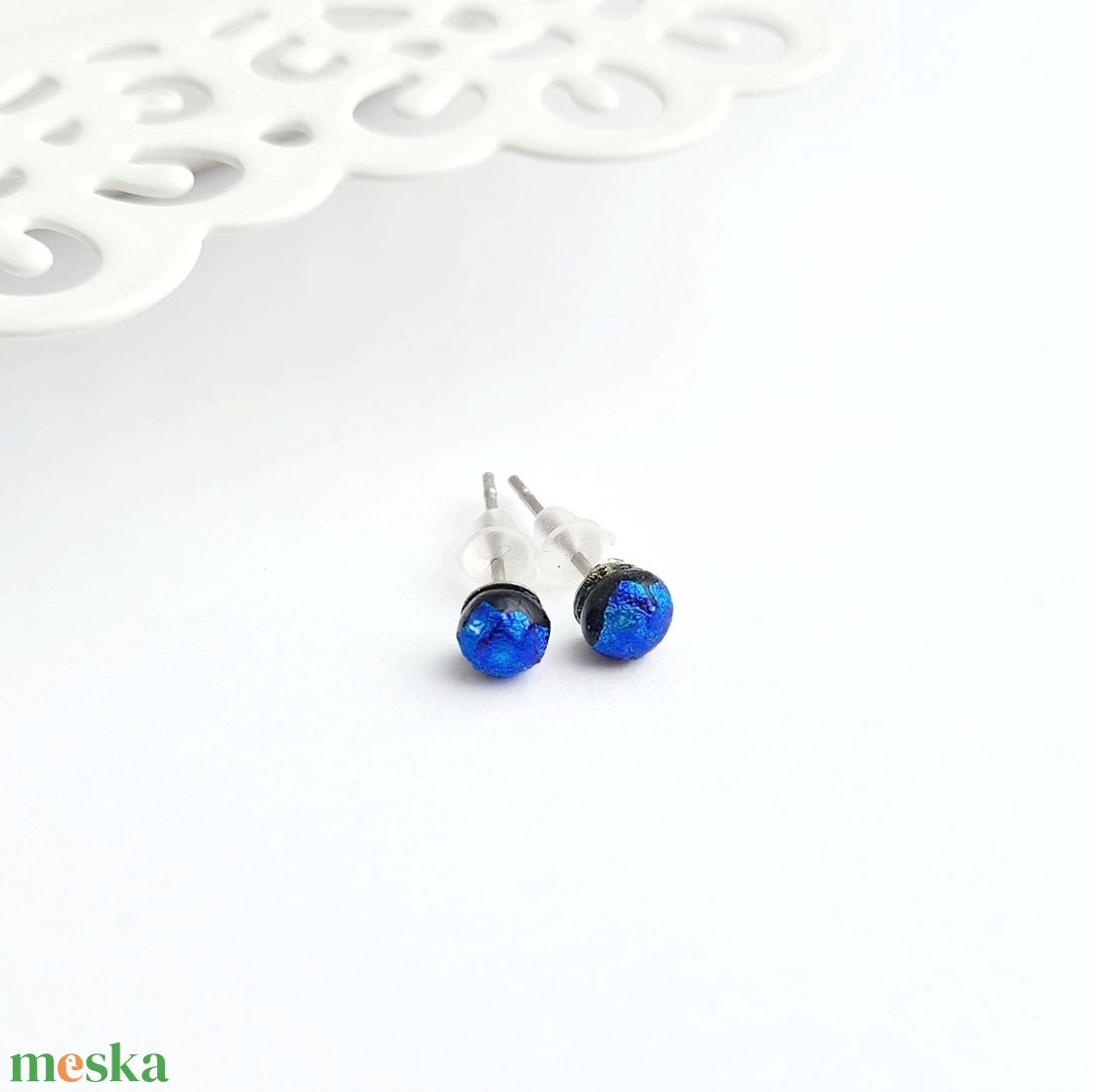 Kék színjátszó Dichroic üveg bedugós fülbevaló - ékszer - fülbevaló - pötty fülbevaló - Meska.hu