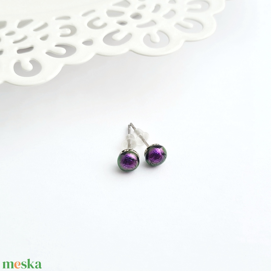 Lila színjátszó Dichroic üveg bedugós fülbevaló - ékszer - fülbevaló - pötty fülbevaló - Meska.hu