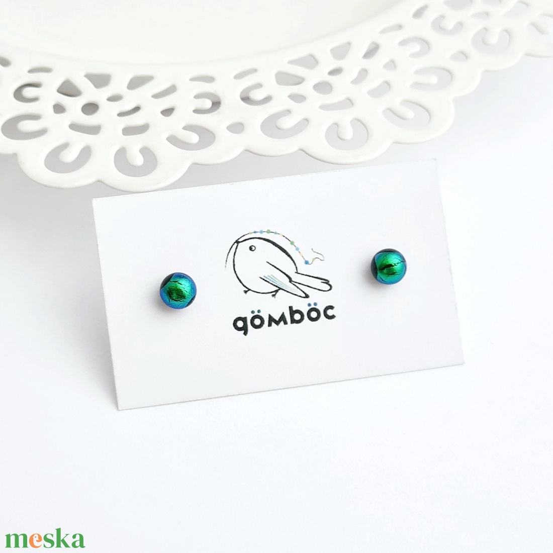 Zöld színjátszó Dichroic üveg bedugós fülbevaló - ékszer - fülbevaló - pötty fülbevaló - Meska.hu