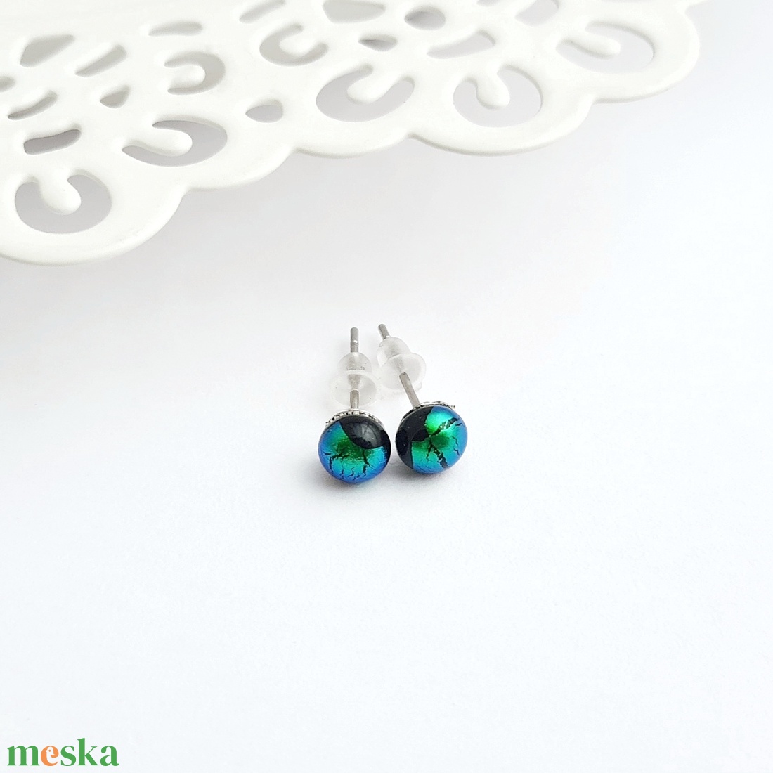 Zöld színjátszó Dichroic üveg bedugós fülbevaló - ékszer - fülbevaló - pötty fülbevaló - Meska.hu