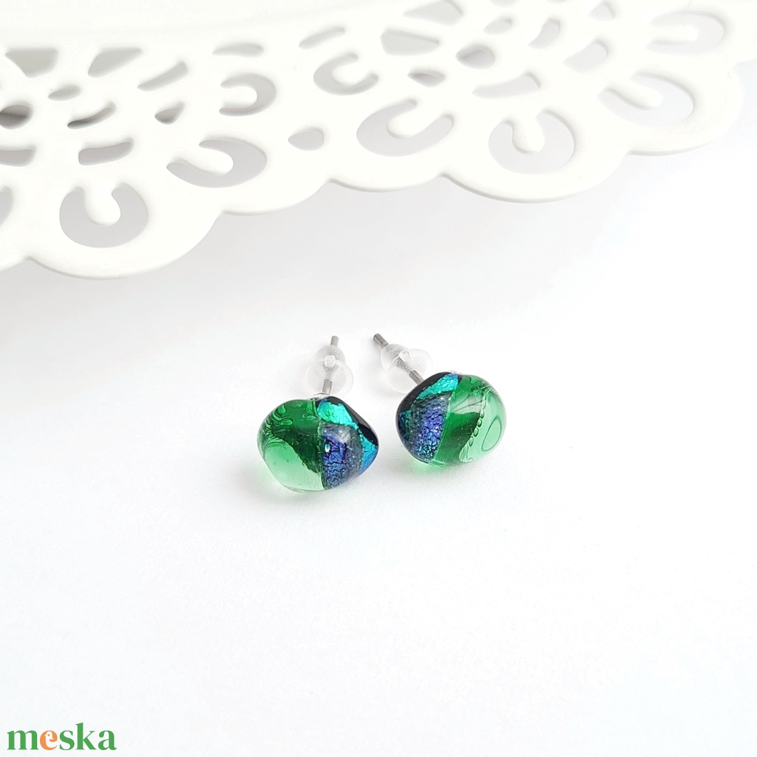 Zöld Dichroic üveg fülbevaló - ékszer - fülbevaló - pötty fülbevaló - Meska.hu