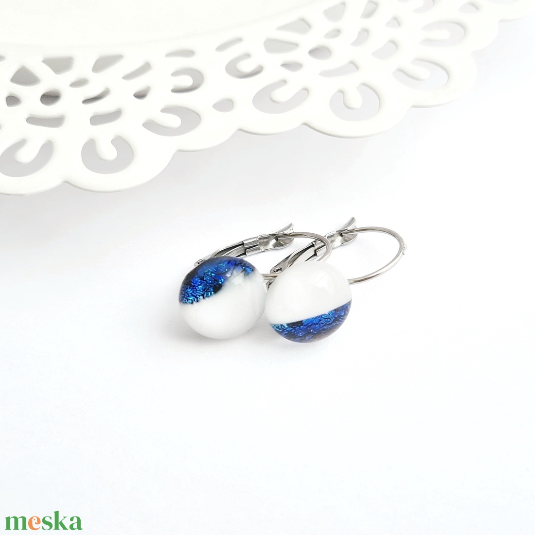 Fehér és kék Dichroic üveg kapcsos fülbevaló - ékszer - fülbevaló - lógó fülbevaló - Meska.hu