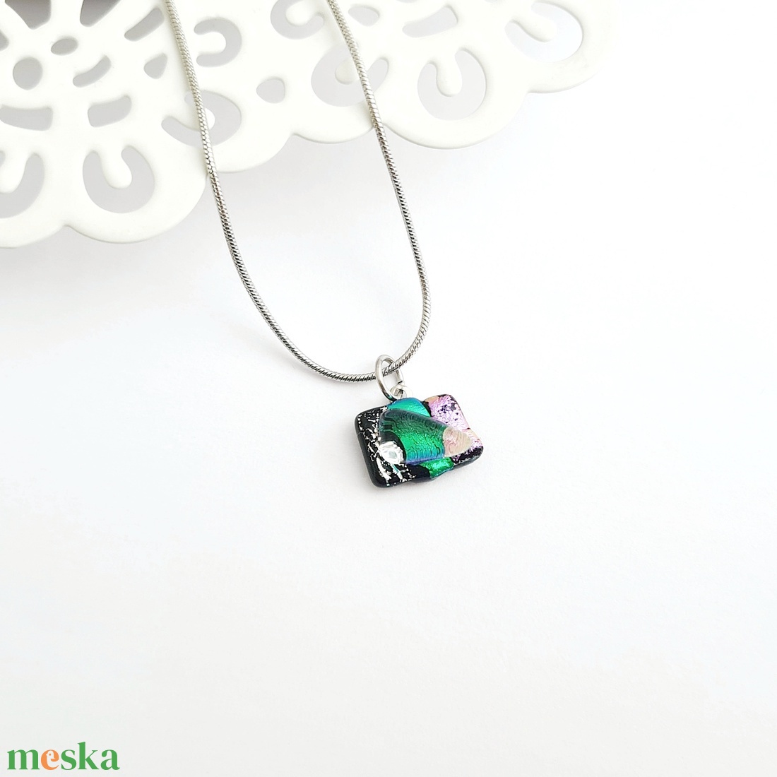 Ezüst-zöld-rózsaszín színjátszó Dichroic üveg nyaklánc - ékszer - nyaklánc - medálos nyaklánc - Meska.hu