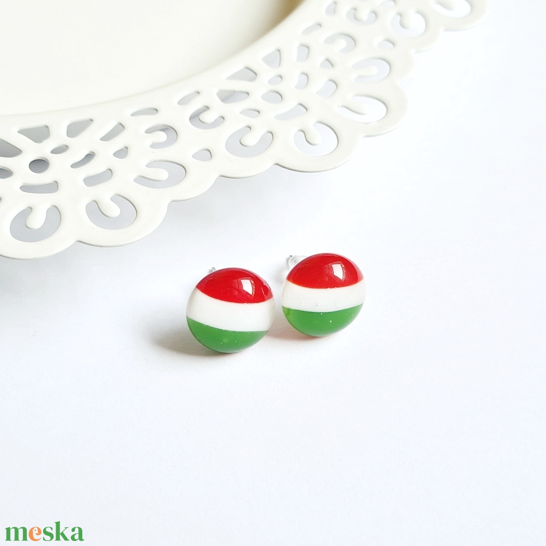 Üveg magyar zászló fülbevaló - ékszer - fülbevaló - pötty fülbevaló - Meska.hu