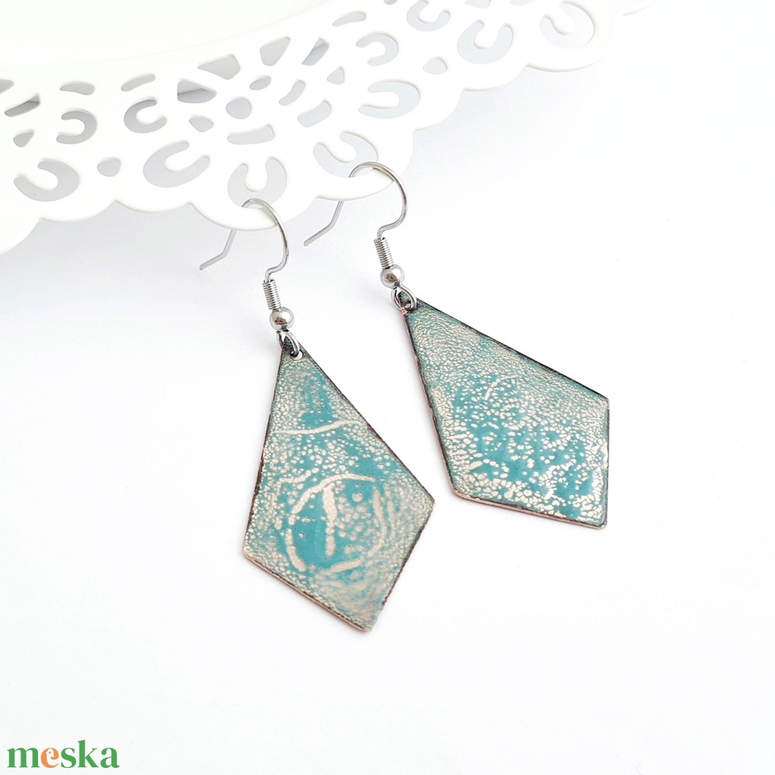 Tűzzománc deltoid formájú türkiz fülbevaló - ékszer - fülbevaló - lógó fülbevaló - Meska.hu