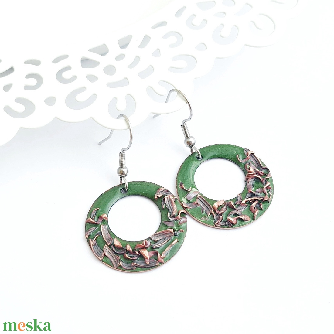 Tűzzománc kerek zöld fülbevaló - ékszer - fülbevaló - lógó fülbevaló - Meska.hu
