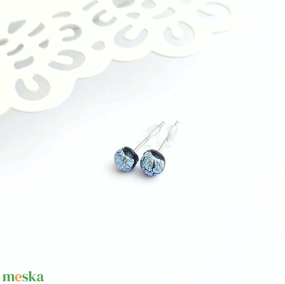 Kék színjátszó Dichroic üveg bedugós fülbevaló - ékszer - fülbevaló - pötty fülbevaló - Meska.hu