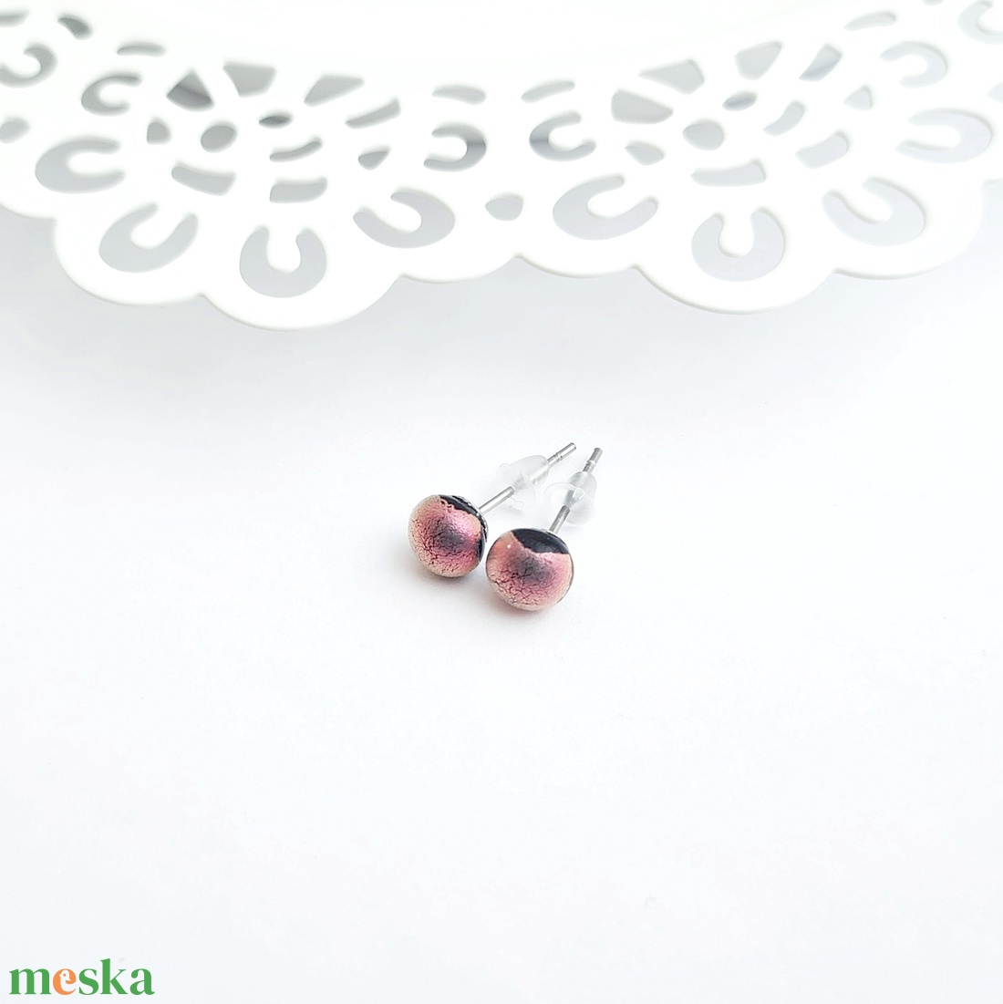 Tégla vörös színjátszó Dichroic üveg bedugós fülbevaló - ékszer - fülbevaló - pötty fülbevaló - Meska.hu