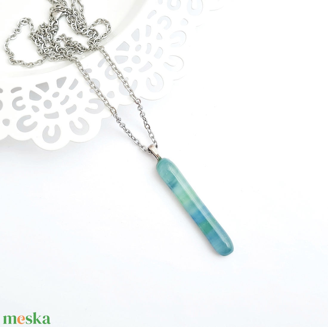 Hosszúkás zöld mintás üveg nyaklánc - ékszer - nyaklánc - medálos nyaklánc - Meska.hu