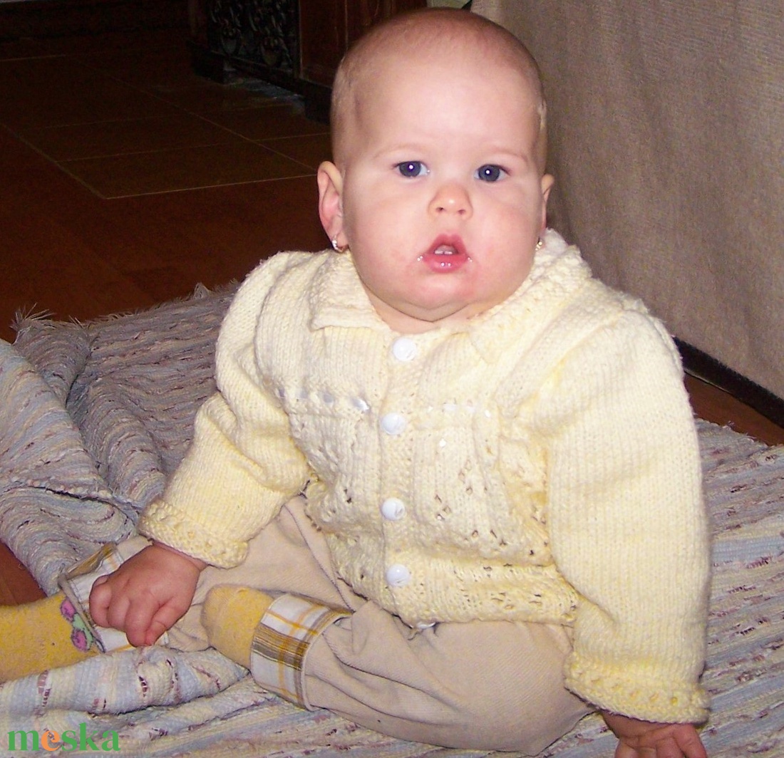 Kötött krém színű baba kardigán és sapi - játék & sport - baba & babaház - játékbaba, babakellék - Meska.hu