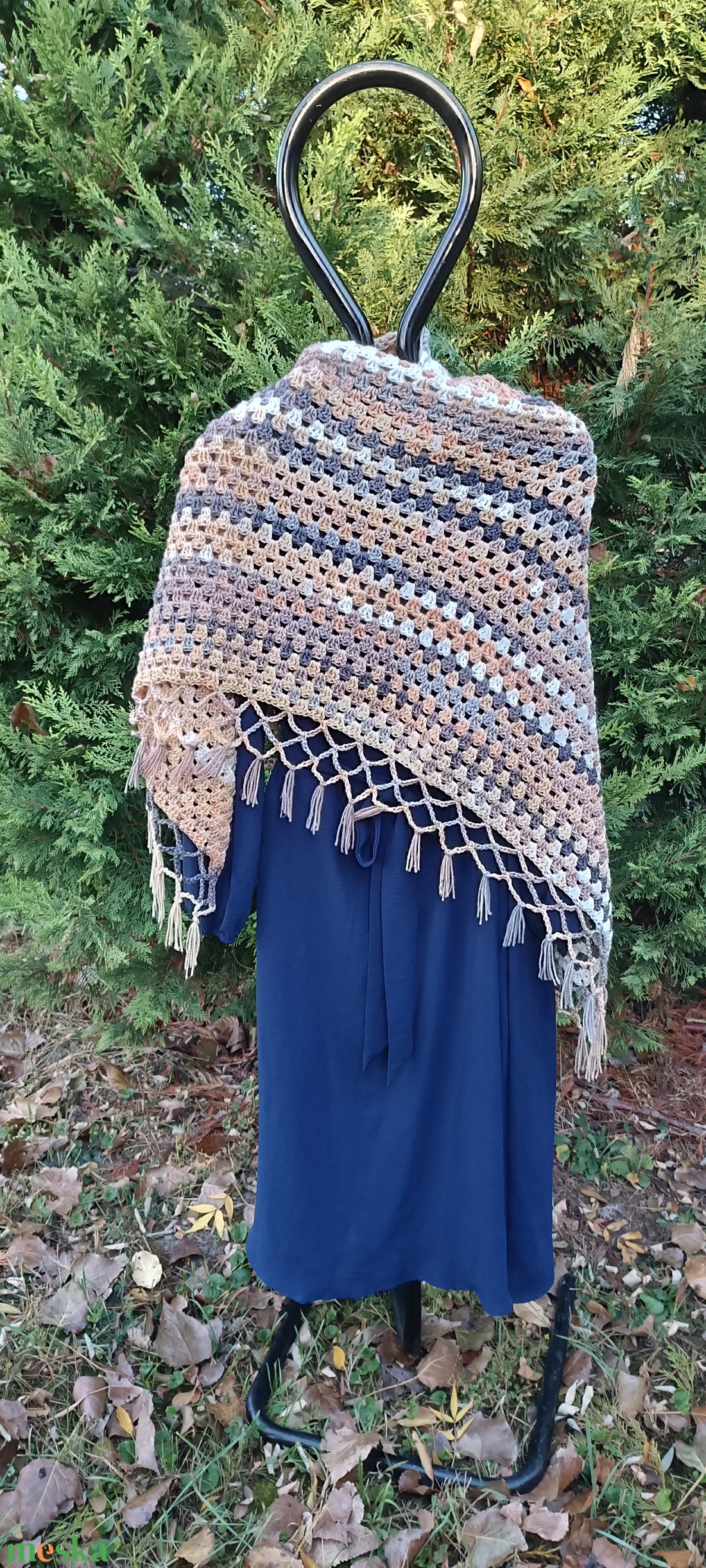 Beige-fehér-szürke nagyméretű horgolt vállkendő  - ruha & divat - sál, sapka, kendő - vállkendő - Meska.hu