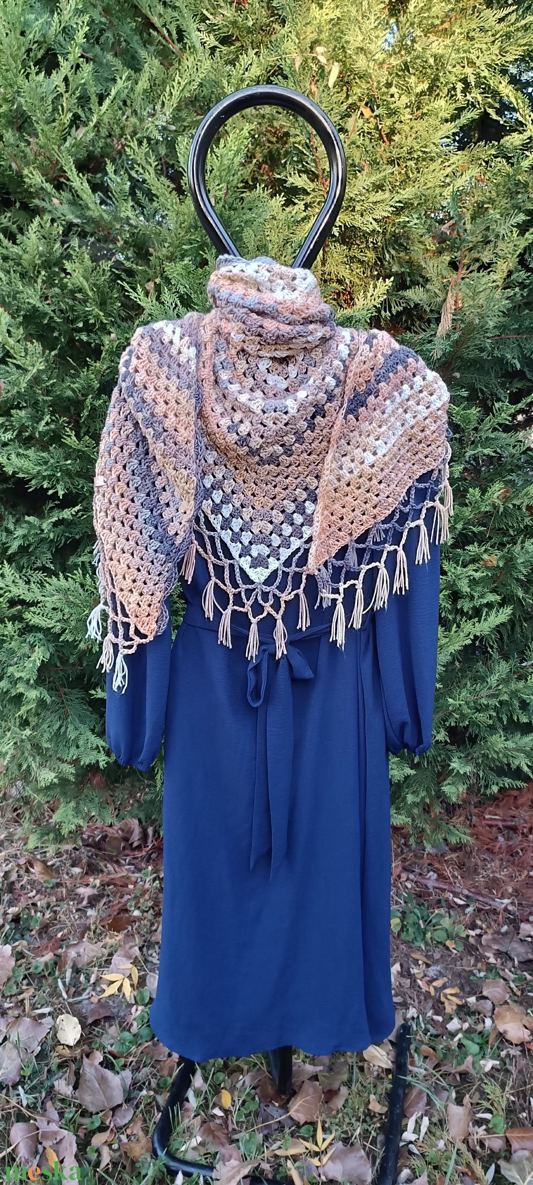 Beige-fehér-szürke nagyméretű horgolt vállkendő  - ruha & divat - sál, sapka, kendő - vállkendő - Meska.hu