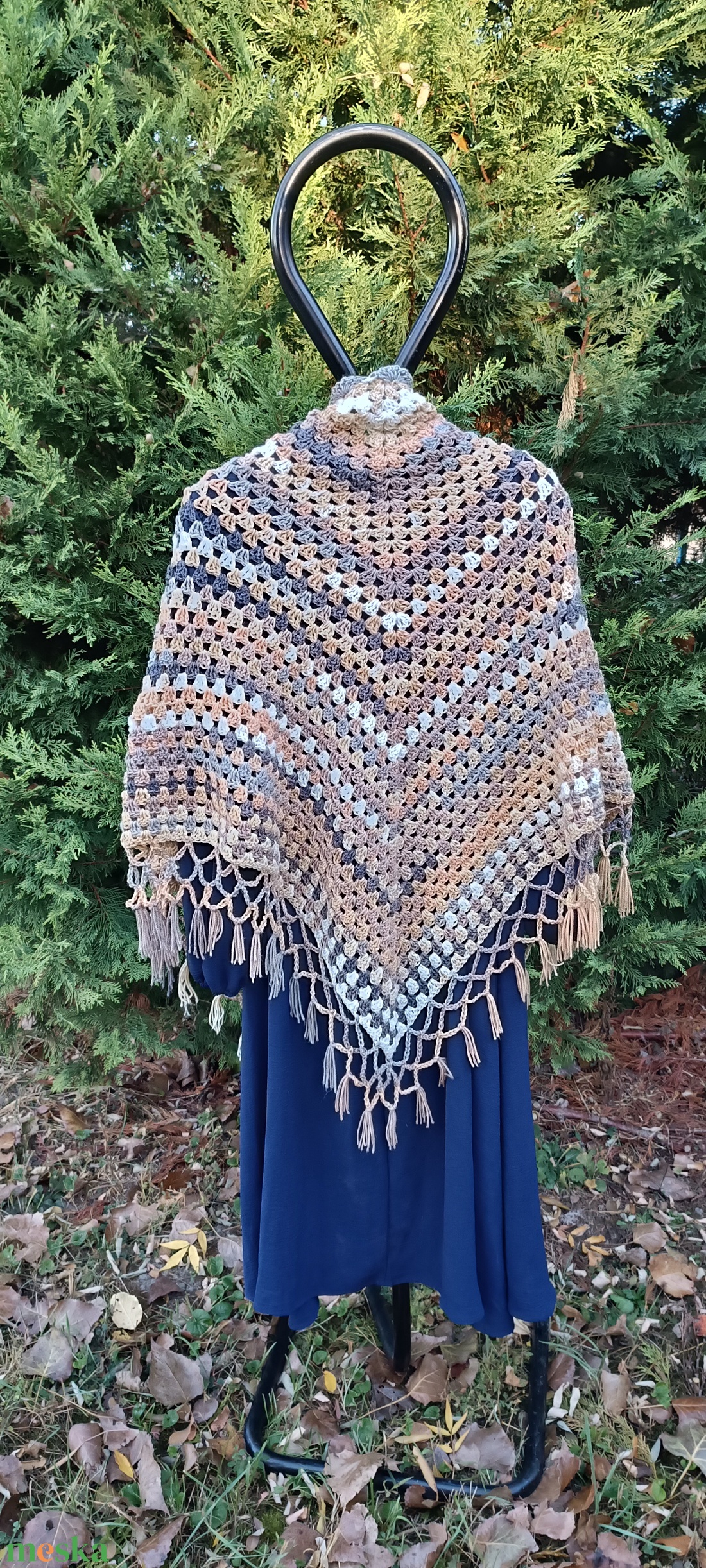 Beige-fehér-szürke nagyméretű horgolt vállkendő  - ruha & divat - sál, sapka, kendő - vállkendő - Meska.hu