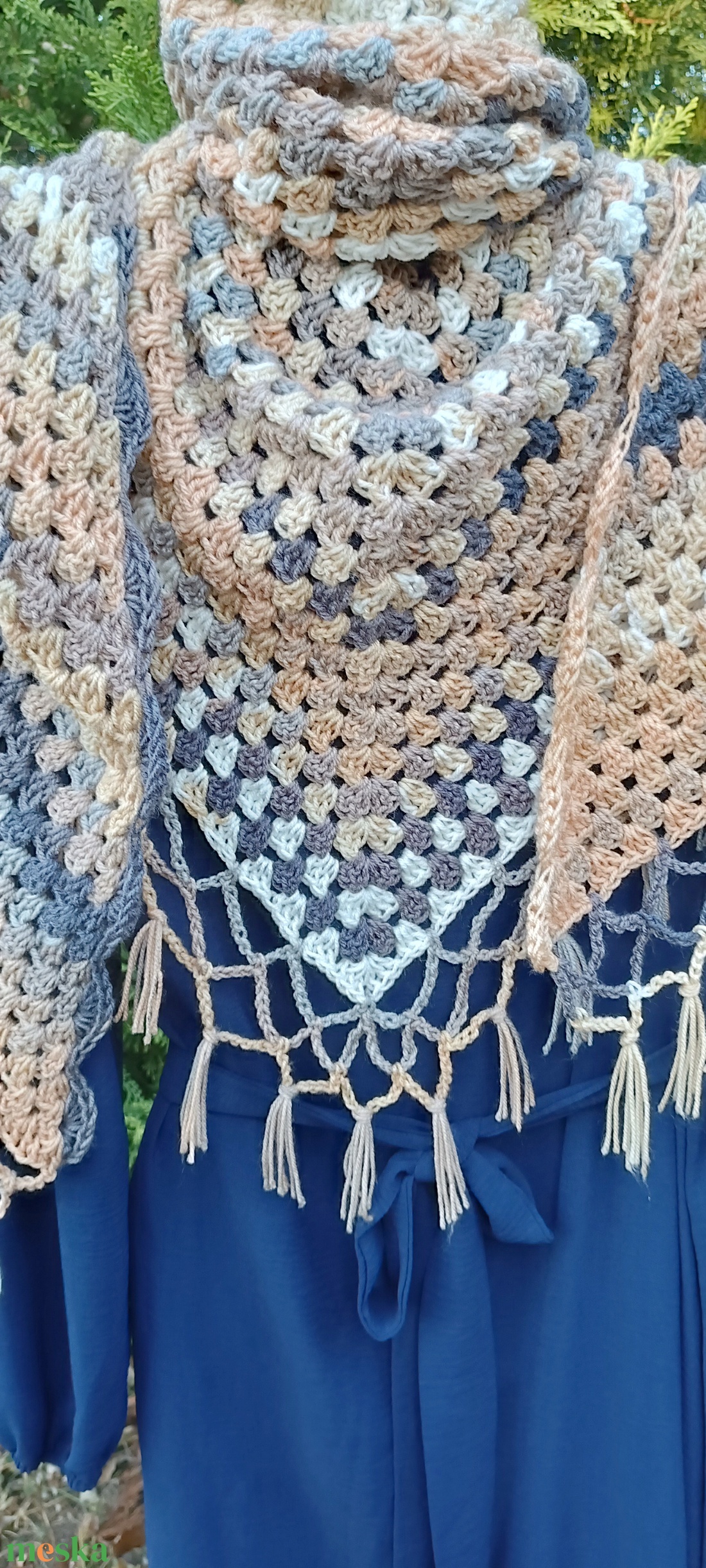 Beige-fehér-szürke nagyméretű horgolt vállkendő  - ruha & divat - sál, sapka, kendő - vállkendő - Meska.hu