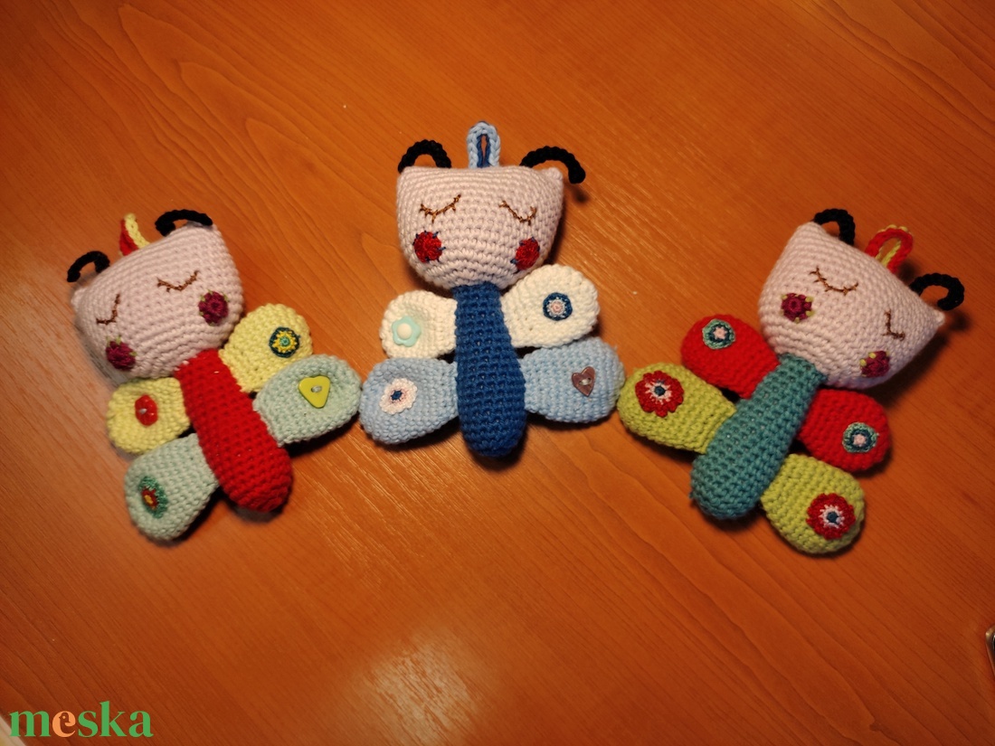 Horgolt pille, pille pillangó  - játék & sport - baba & babaház - baba - Meska.hu