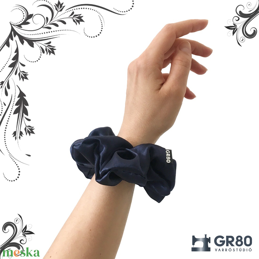 Tengerészkék szatén selyem hajgumi / scrunchie prémium minőségű selyemből. Átmérője kb. 12 cm - ruha & divat - hajdísz & hajcsat - hajgumi - Meska.hu