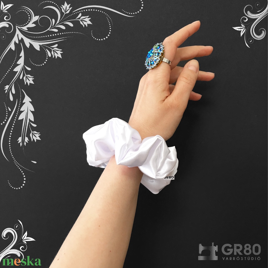 Hófehér selyem hajgumi (scrunchie) prémium minőségű, vastagabb szaténból. Átmérője kb. 12 cm - ruha & divat - hajdísz & hajcsat - hajgumi - Meska.hu