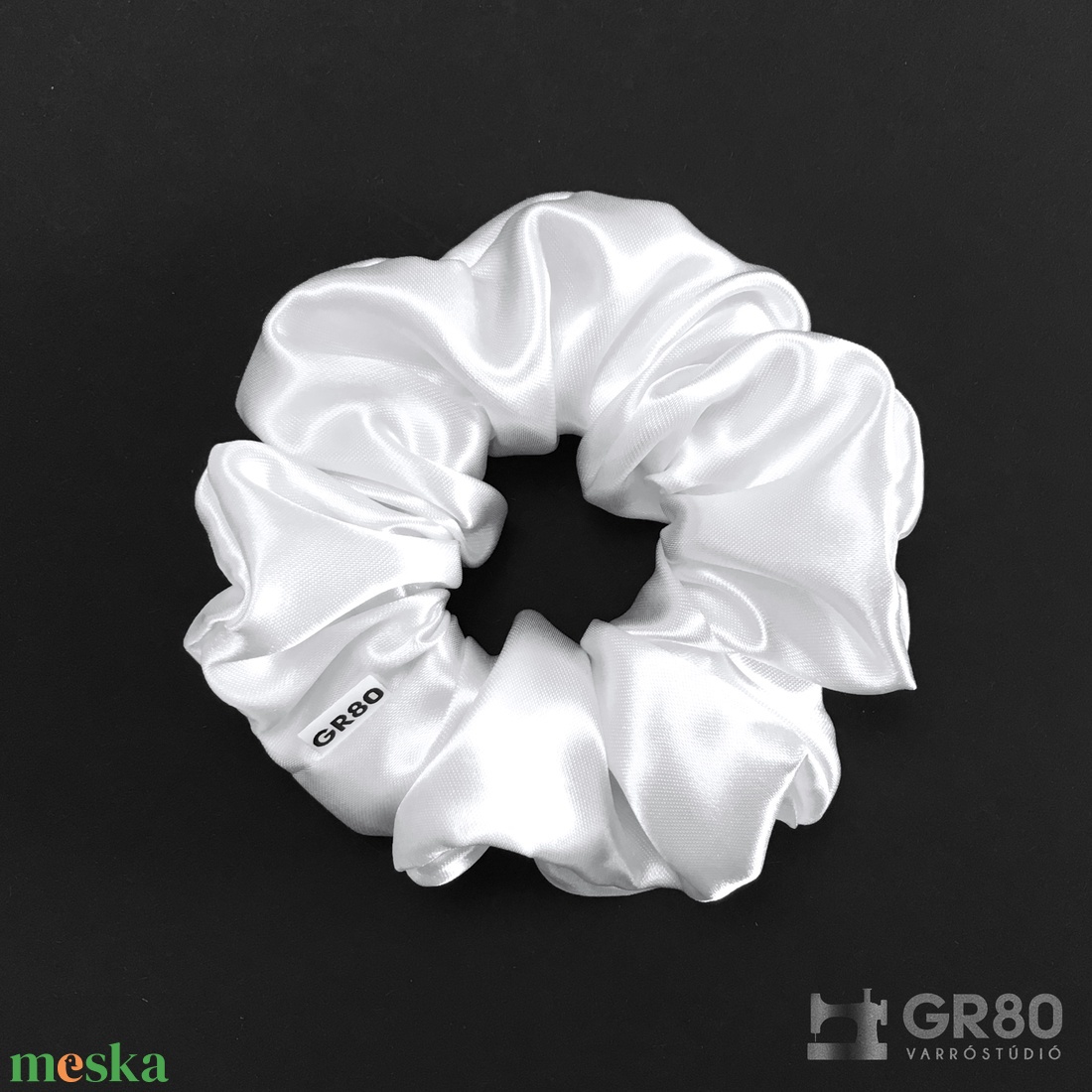 Hófehér selyem hajgumi (scrunchie) prémium minőségű, vastagabb szaténból. Átmérője kb. 12 cm - ruha & divat - hajdísz & hajcsat - hajgumi - Meska.hu