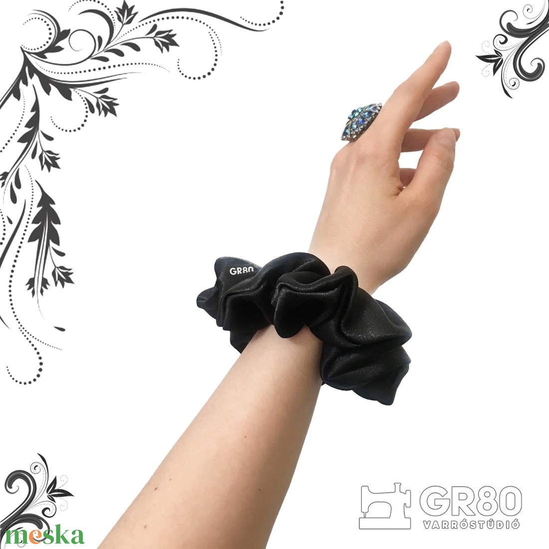 Fekete szett: női maszk + hajgumi, minőségi szaténselyemből. Szűrőbetétes maszk, 12 cm átmérőjű scrunchie - maszk, arcmaszk - női - Meska.hu