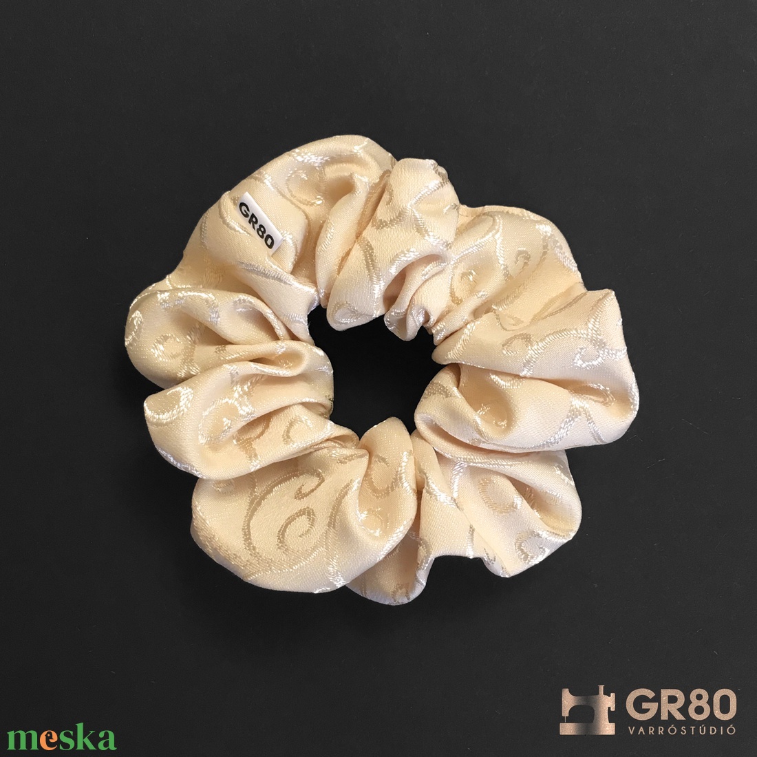 Bézs, ekrü inda mintás hajgumi, elegáns scrunchie - ruha & divat - hajdísz & hajcsat - hajgumi - Meska.hu Bézs, ekrü inda mintás hajgumi, elegáns scrunchie - ruha & divat - hajdísz & hajcsat - hajgumi - Meska.hu