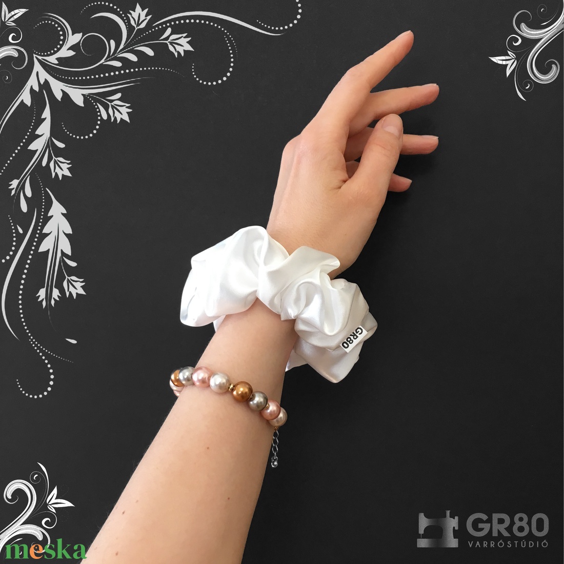 Gyöngyházfehér szaténselyem hajgumi scrunchie - ruha & divat - hajdísz & hajcsat - hajgumi - Meska.hu Gyöngyházfehér szaténselyem hajgumi scrunchie - ruha & divat - hajdísz & hajcsat - hajgumi - Meska.hu
