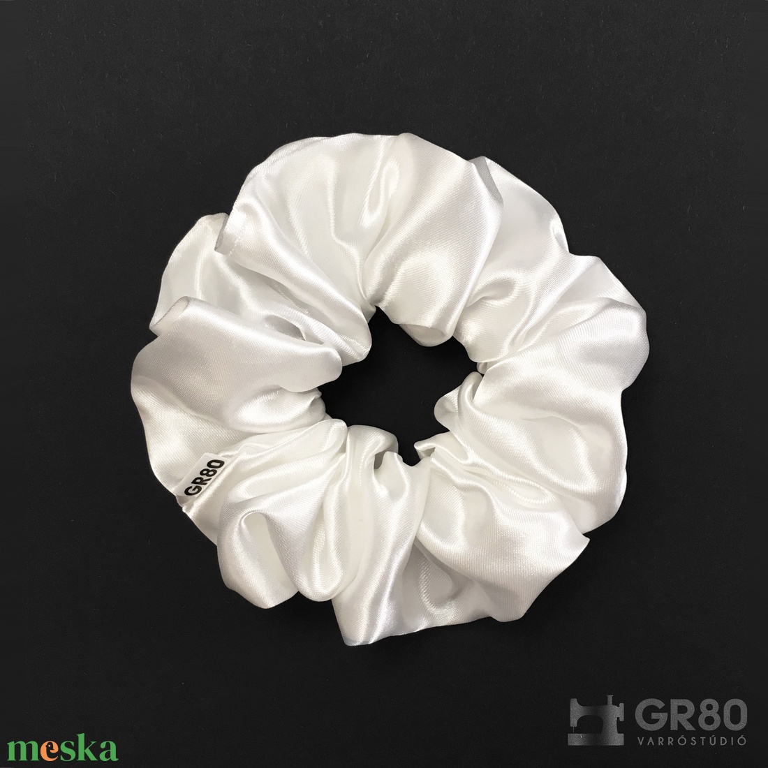 Gyöngyházfehér szaténselyem hajgumi scrunchie - ruha & divat - hajdísz & hajcsat - hajgumi - Meska.hu Gyöngyházfehér szaténselyem hajgumi scrunchie - ruha & divat - hajdísz & hajcsat - hajgumi - Meska.hu