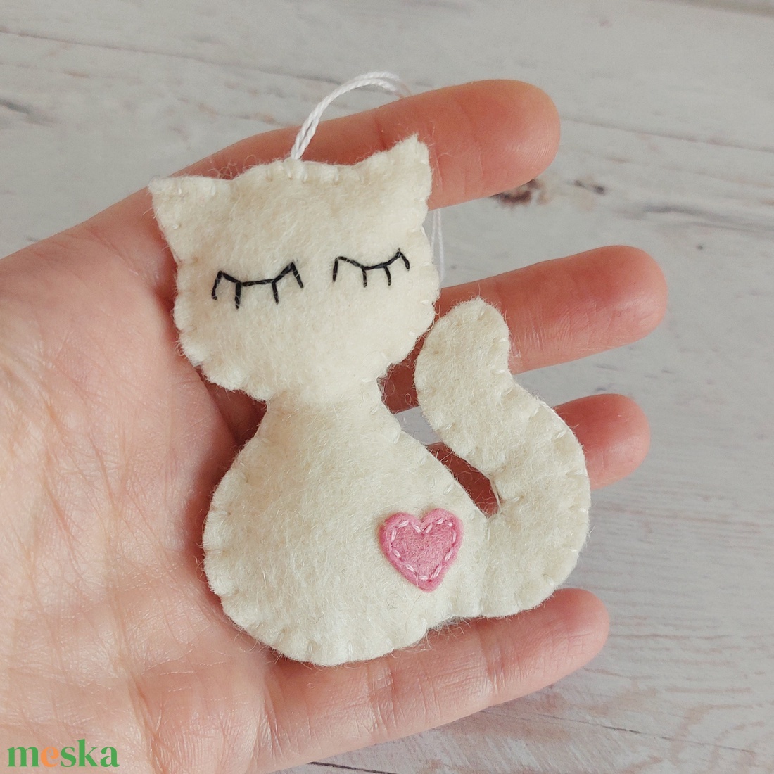 Filc szunyókáló cica� puha, kedves kézműves dekoráció - karácsony - karácsonyi lakásdekoráció - karácsonyi lakásdíszek - Meska.hu
